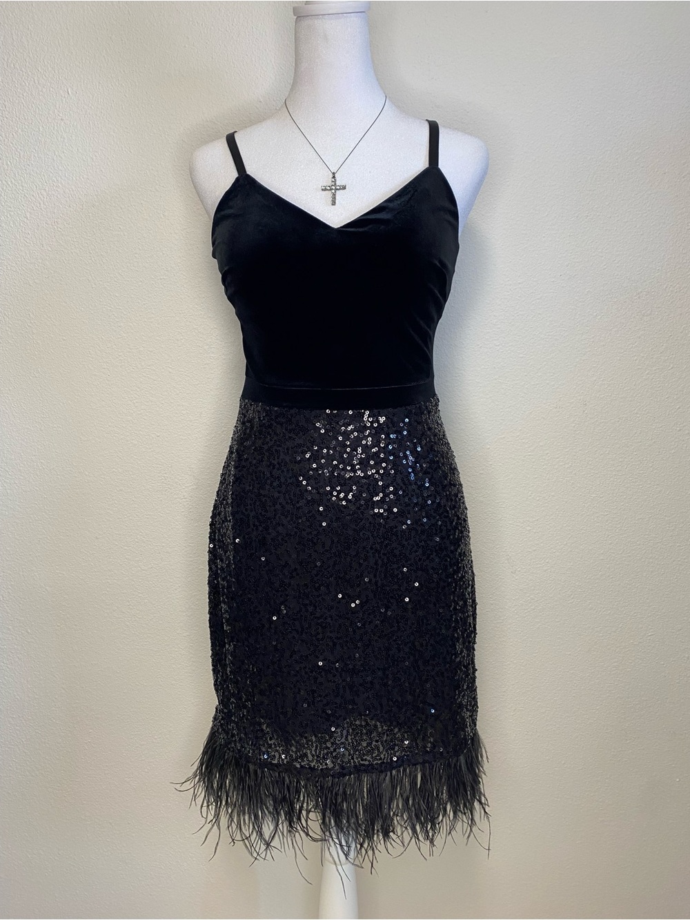 Guess Black Velvet Sequin Feather Trim Mini Dress 0 Adjustable Straps Vampy Goth